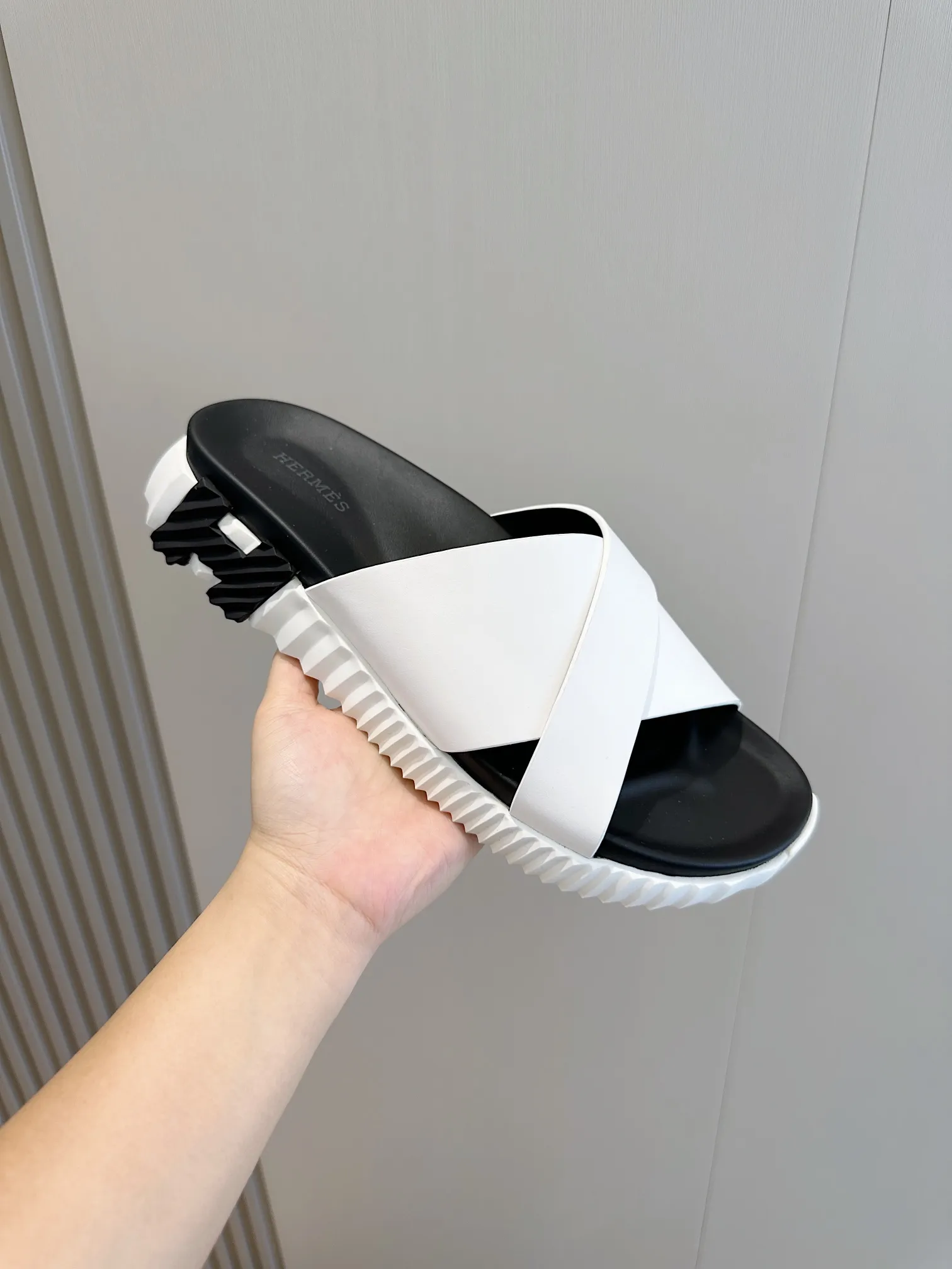 [HERMÈS] Top men's shoes 💰: 340💰 Size: 39-44 (38.45 46 custom-made) Herme*H Home Hermès Men's Sandals and Slippers - Original Replica Purchase the original version and make it one to one, the outsole is privately modeled, and the outsole color corresponding to each color is the same as the original version. Come to those who know the stuff 💪 The ultra-light soles are designed in contrasting colors, and they feel so comfortable on your feet! Calfskin, cowhide feet, private mold outsole.